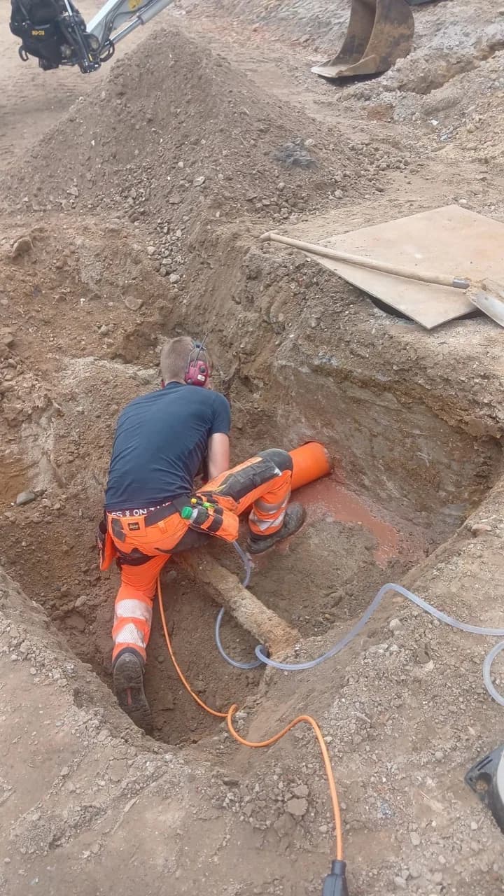 Een doorvoer boren vanuit een sleuf: Roefs Grondwerken op locatie