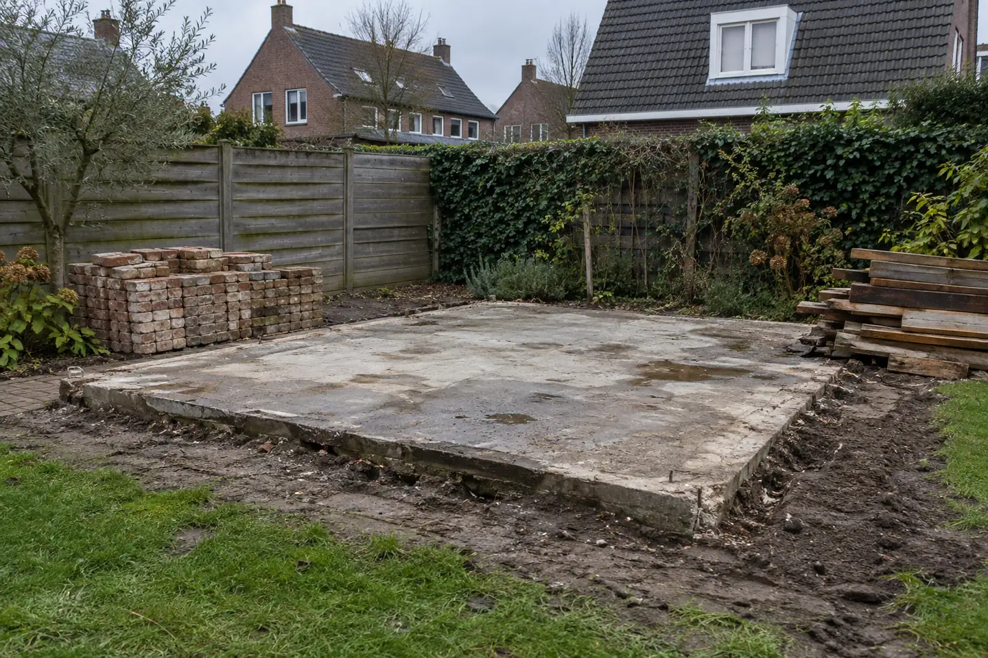 AI-illustratie: Betonplaat van een verwijderde tuinschuur met afzonderlijk gestapelde stenen en hout