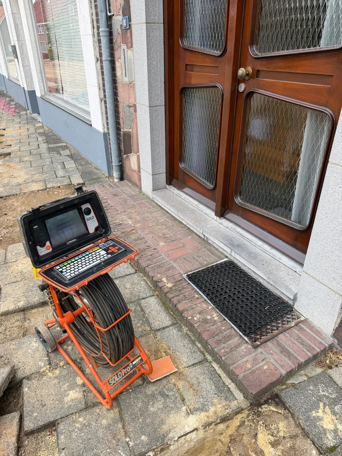 Professionele rioolcamera met monitor bij de huisaansluiting van een woning