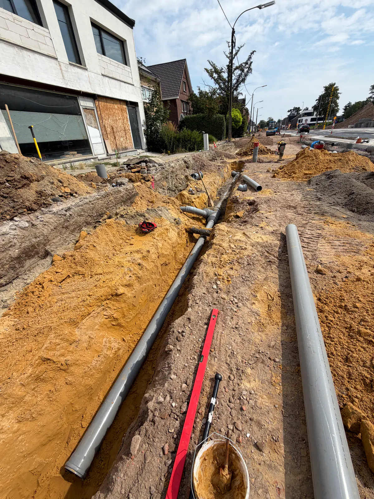 Aanleg van PVC-riolering in een zorgvuldig voorbereide sleuf