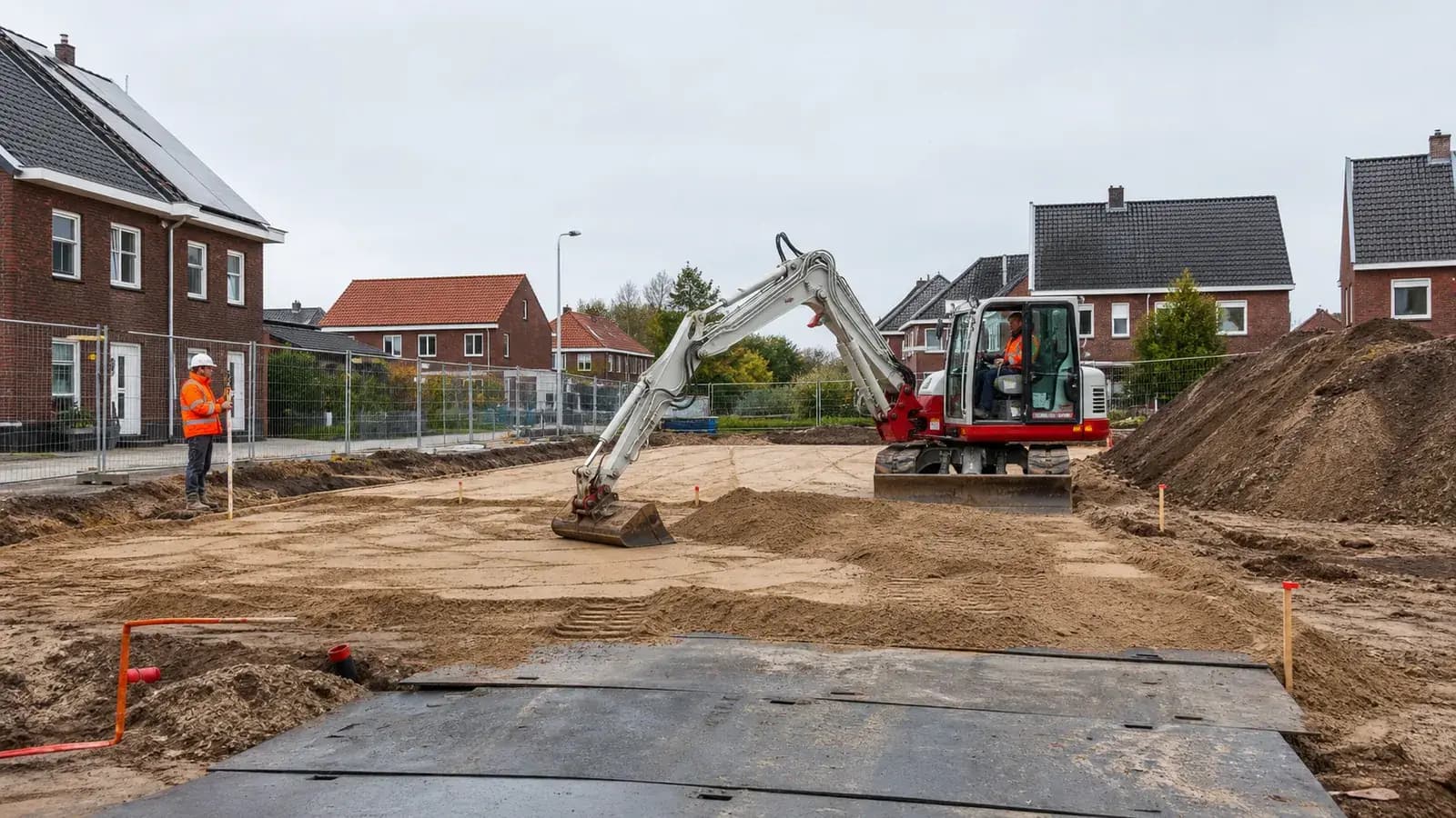 Bouwrijp Nederlands perceel met geëgaliseerd terrein, bouwweg en uitgezette woning