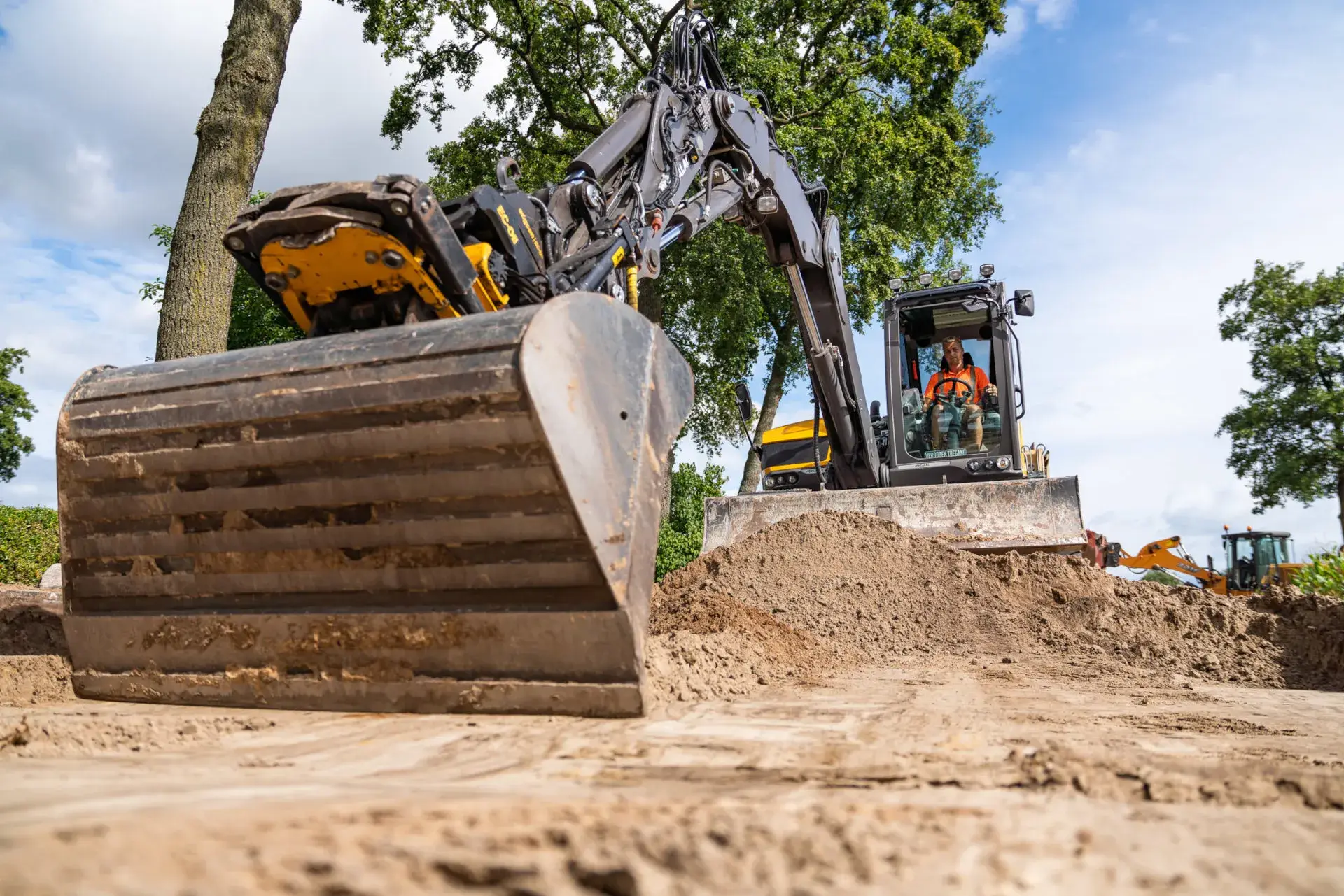 Minigraver van Roefs Grondwerken aan het werk op een projectlocatie