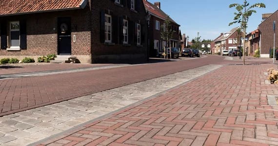 Gebakken klinkerbestrating in de Hoofdstraat van Posterholt