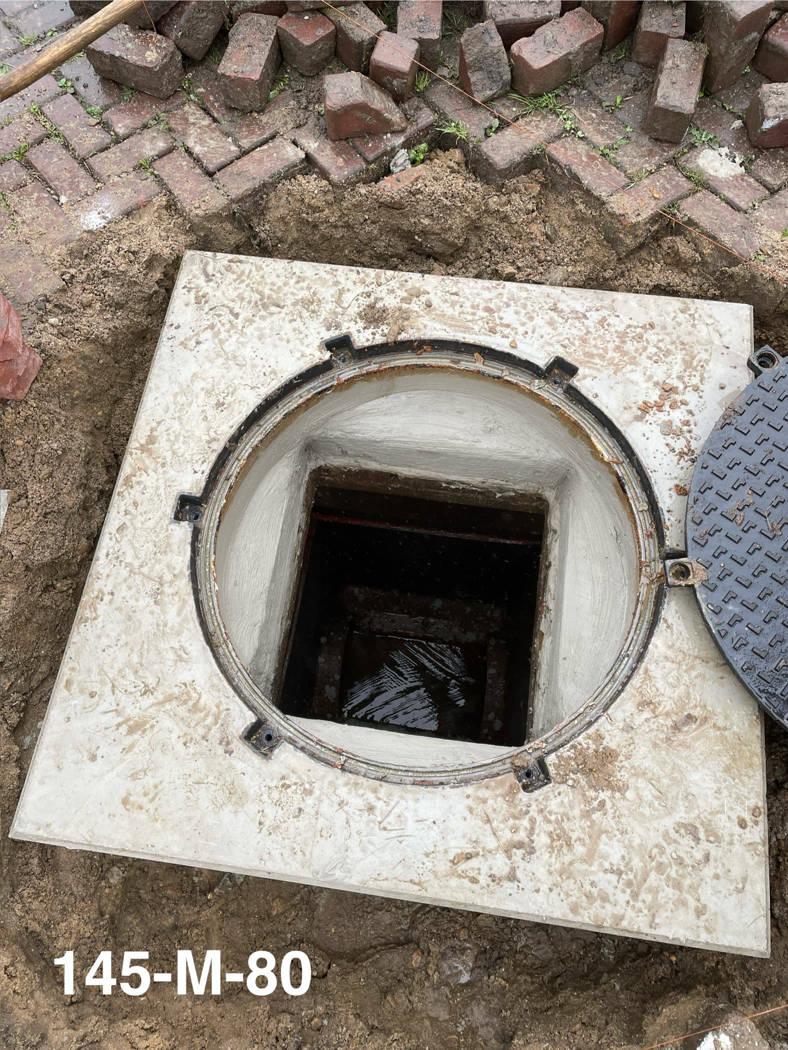 Vervangen putdeksels door gasdichte putdeksels in Chemelot – riolering projectfoto 5