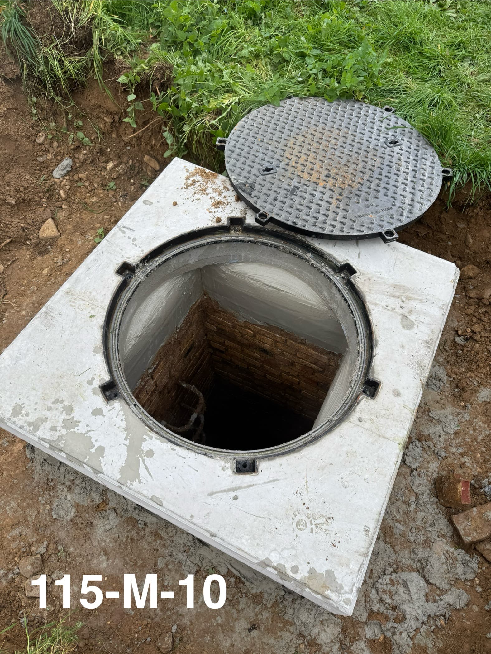 Vervangen putdeksels door gasdichte putdeksels in Chemelot – riolering projectfoto 9